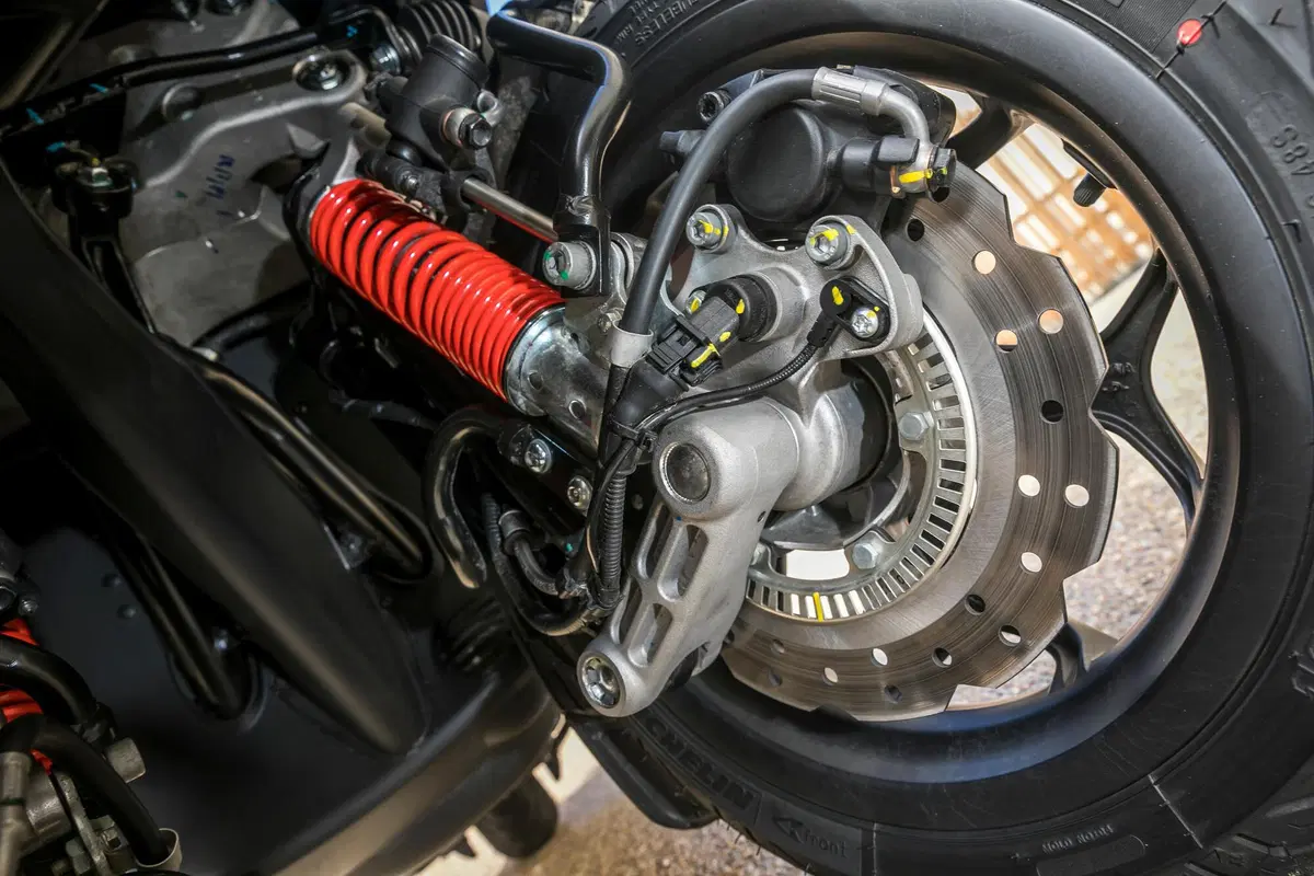 Piaggio MP3 400 HPE contro il meteo parigino! (23)