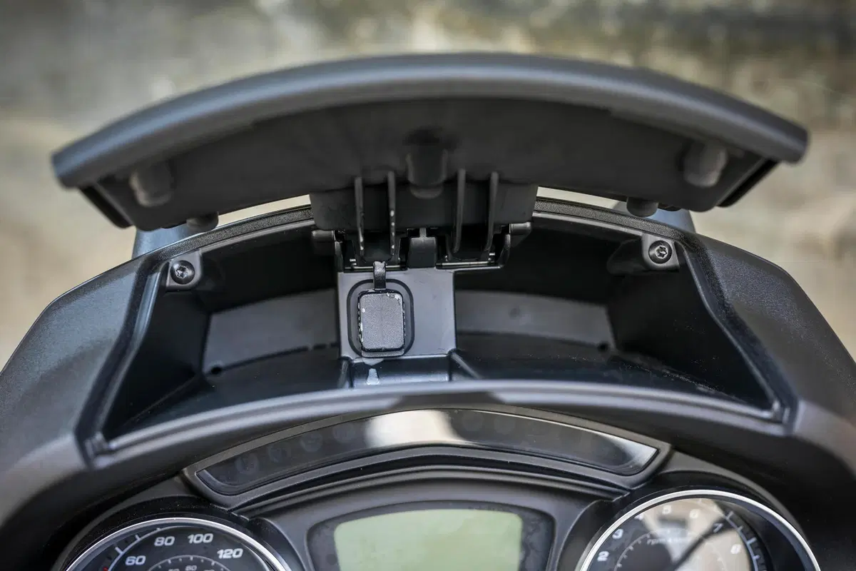 Piaggio MP3 400 HPE contro il meteo parigino! (24)