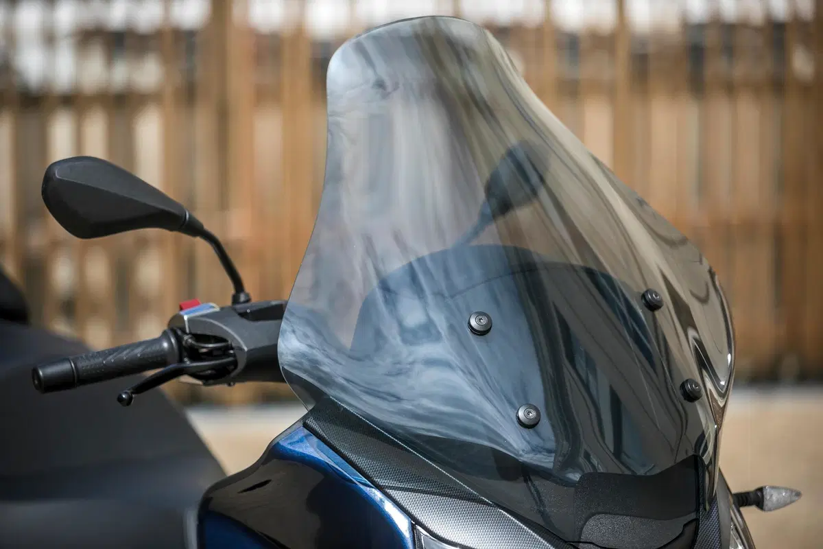 Piaggio MP3 400 HPE contro il meteo parigino! (25)