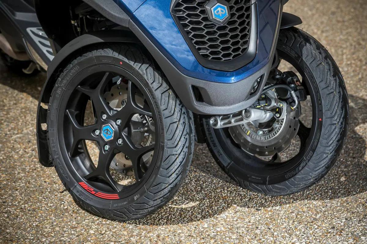 Piaggio MP3 400 HPE contro il meteo parigino! (29)