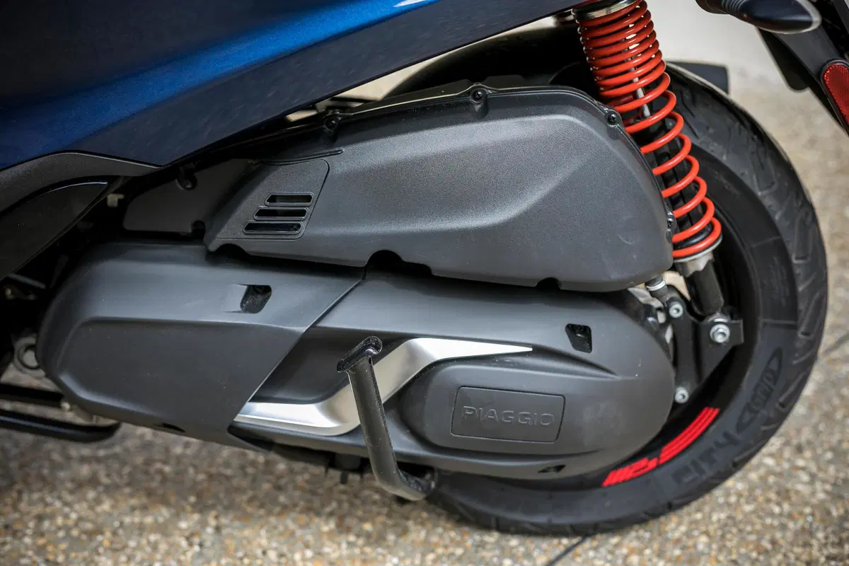 Piaggio MP3 400 HPE contro il meteo parigino! (32)