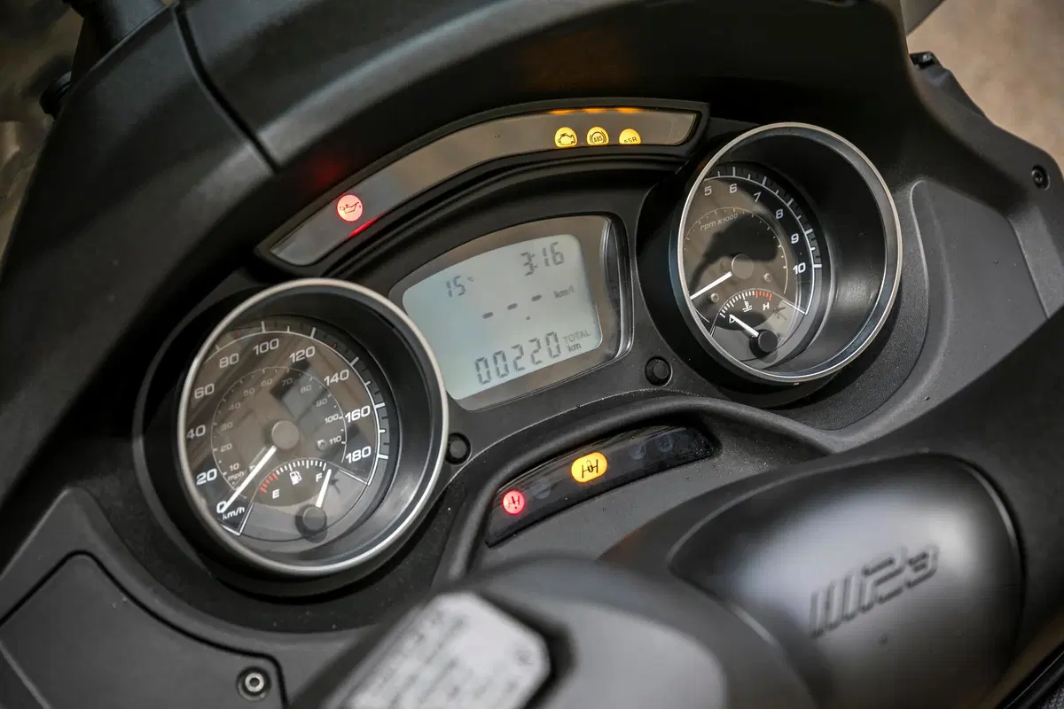 Piaggio MP3 400 HPE contro il meteo parigino! (37)