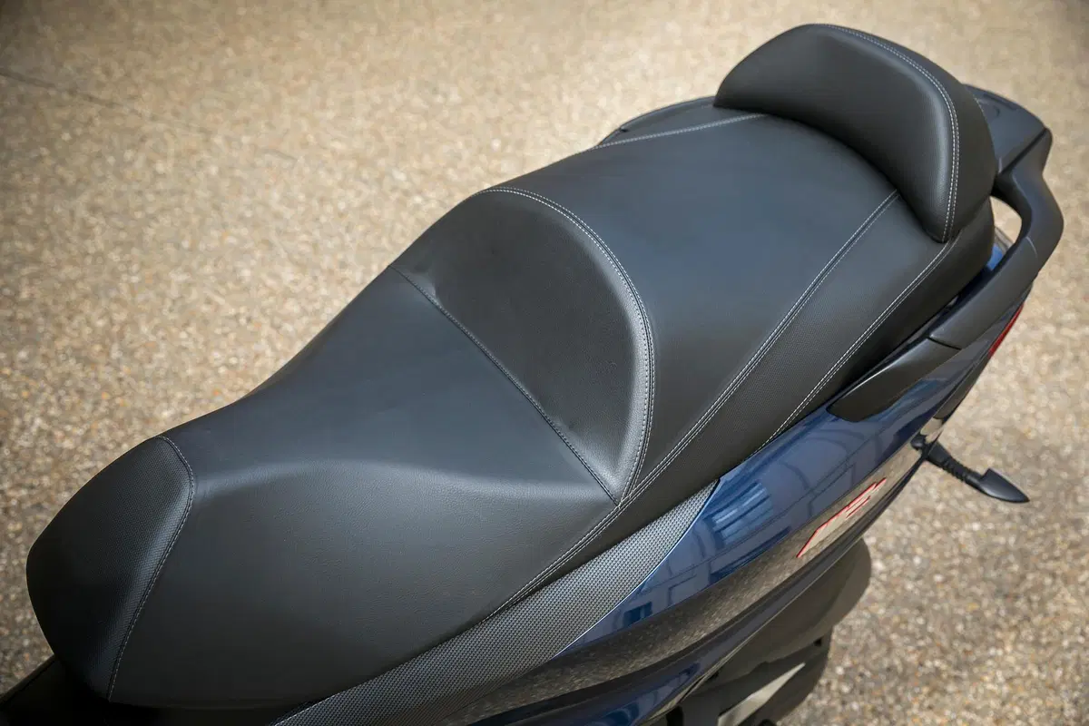 Piaggio MP3 400 HPE contro il meteo parigino! (40)