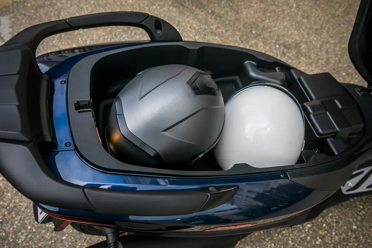 Piaggio MP3 400 HPE contro il meteo parigino! (45)