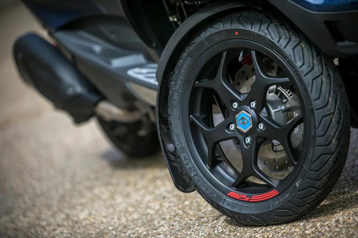 Piaggio MP3 400 HPE contro il meteo parigino! (46)