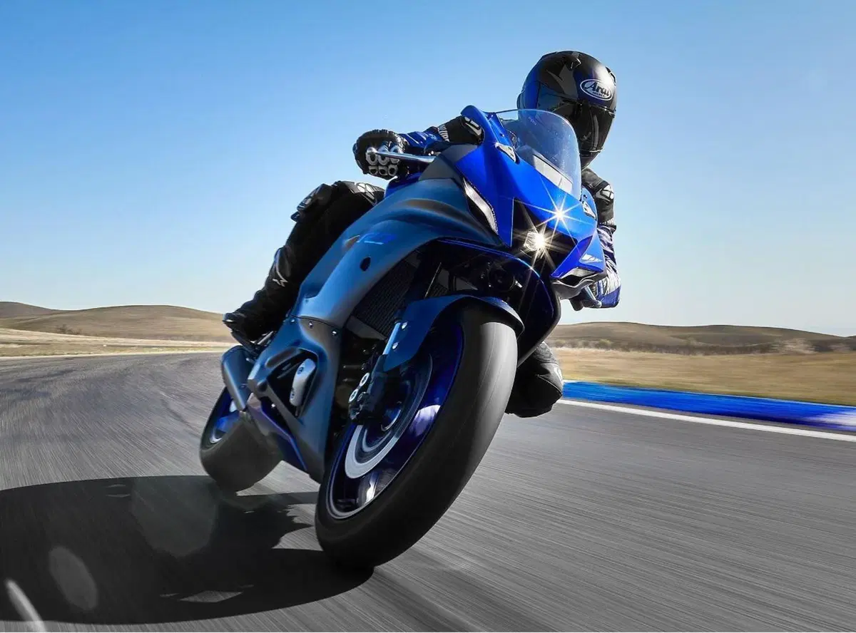Nuova Yamaha R7 2021. Svelata con foto e dati  (3)