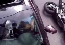 Con la Suzuki GSXR contro un’auto: l’impatto è dietro, ma la rottura è davanti [VIDEO]