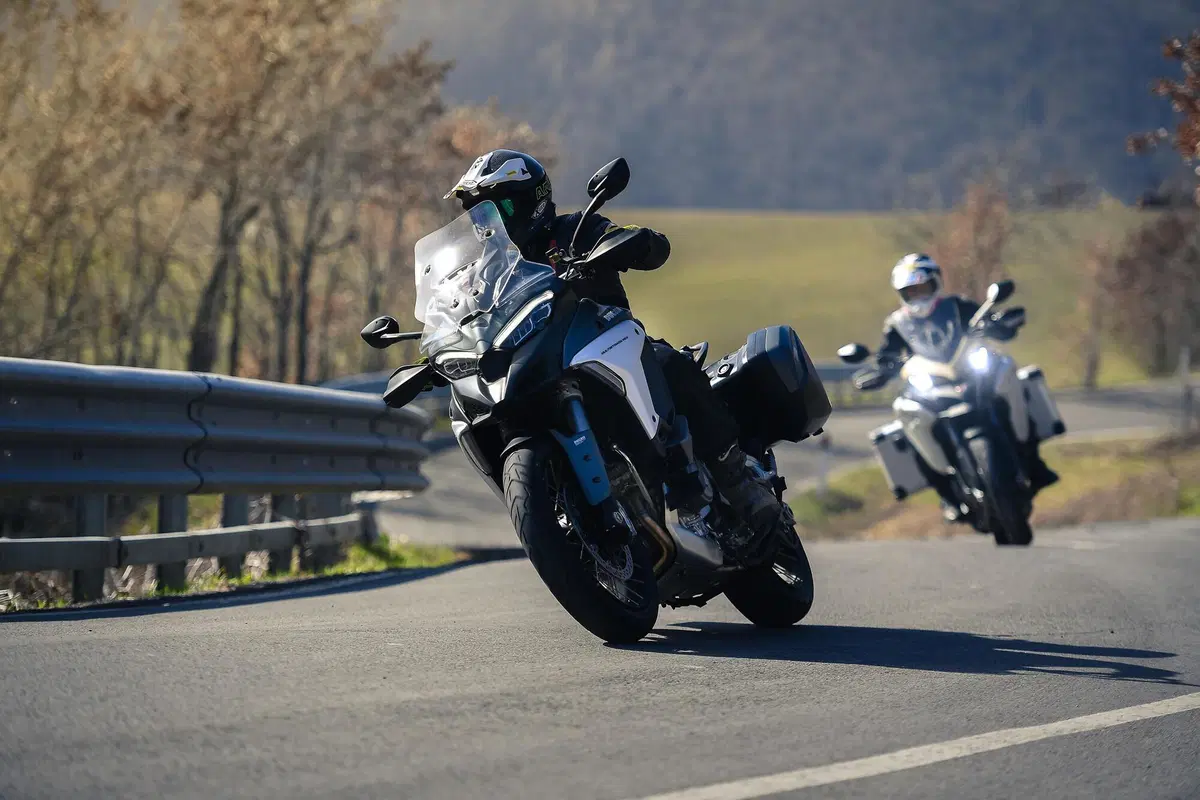 Ducati Multistrada V4 vs 1260 Enduro. TEST completo strada, offroad e pista!