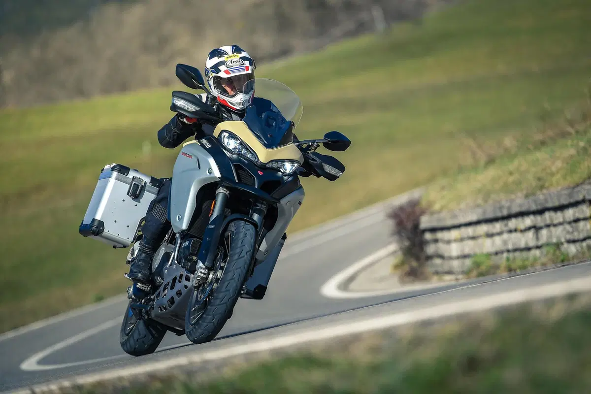 Ducati Multistrada V4 vs 1260 Enduro. TEST completo strada, offroad e pista! (6)