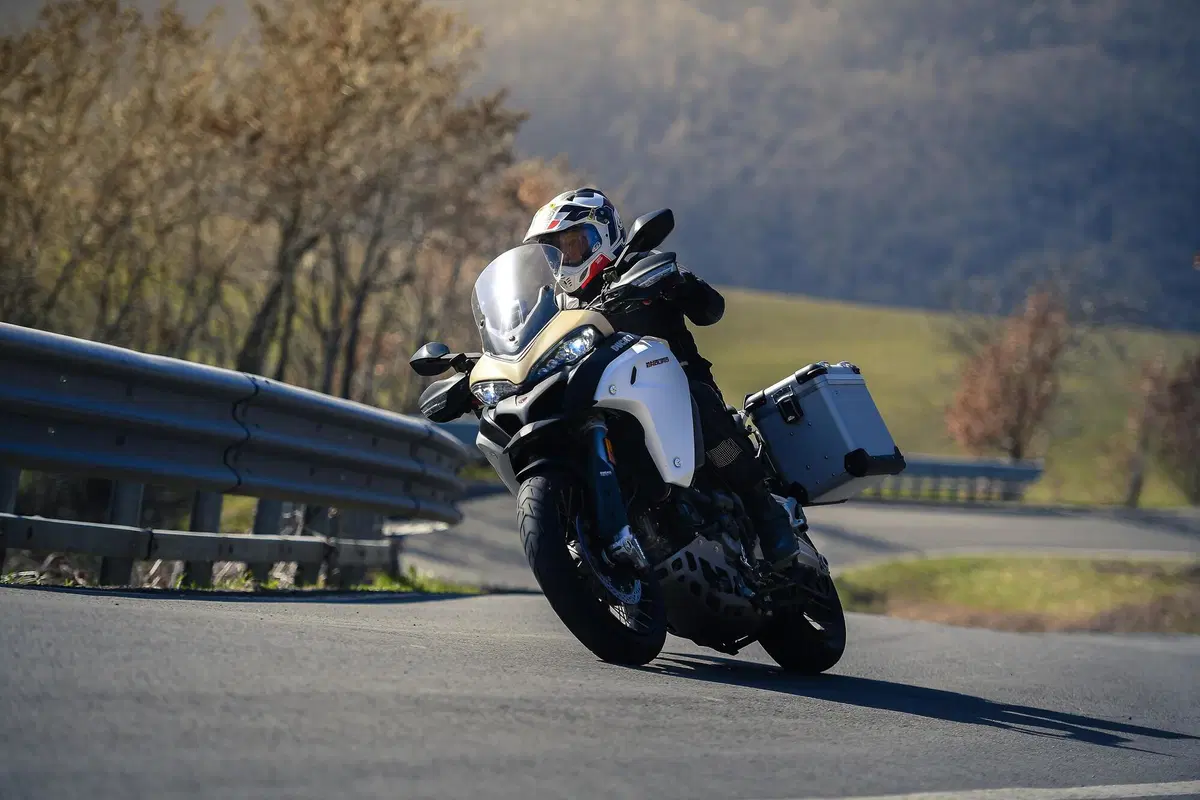 Ducati Multistrada V4 vs 1260 Enduro. TEST completo strada, offroad e pista! (10)