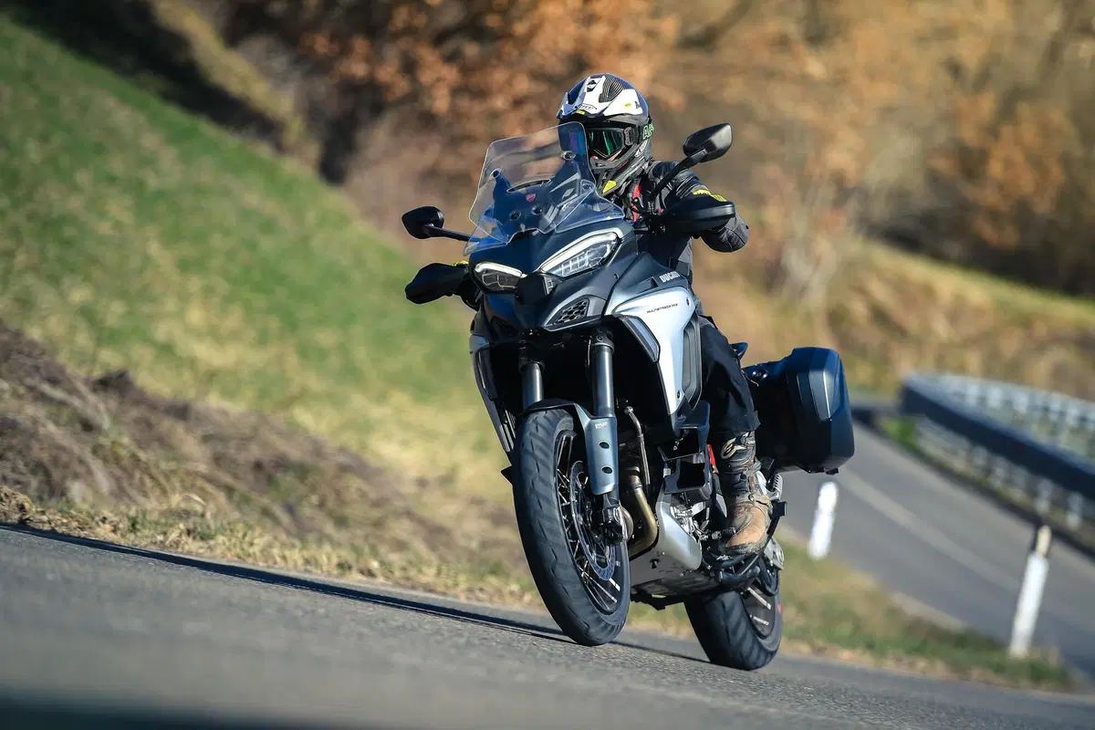 Ducati Multistrada V4 vs 1260 Enduro. TEST completo strada, offroad e pista! (11)