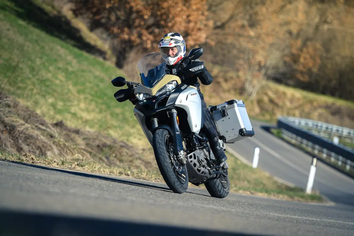 Ducati Multistrada V4 vs 1260 Enduro. TEST completo strada, offroad e pista! (14)