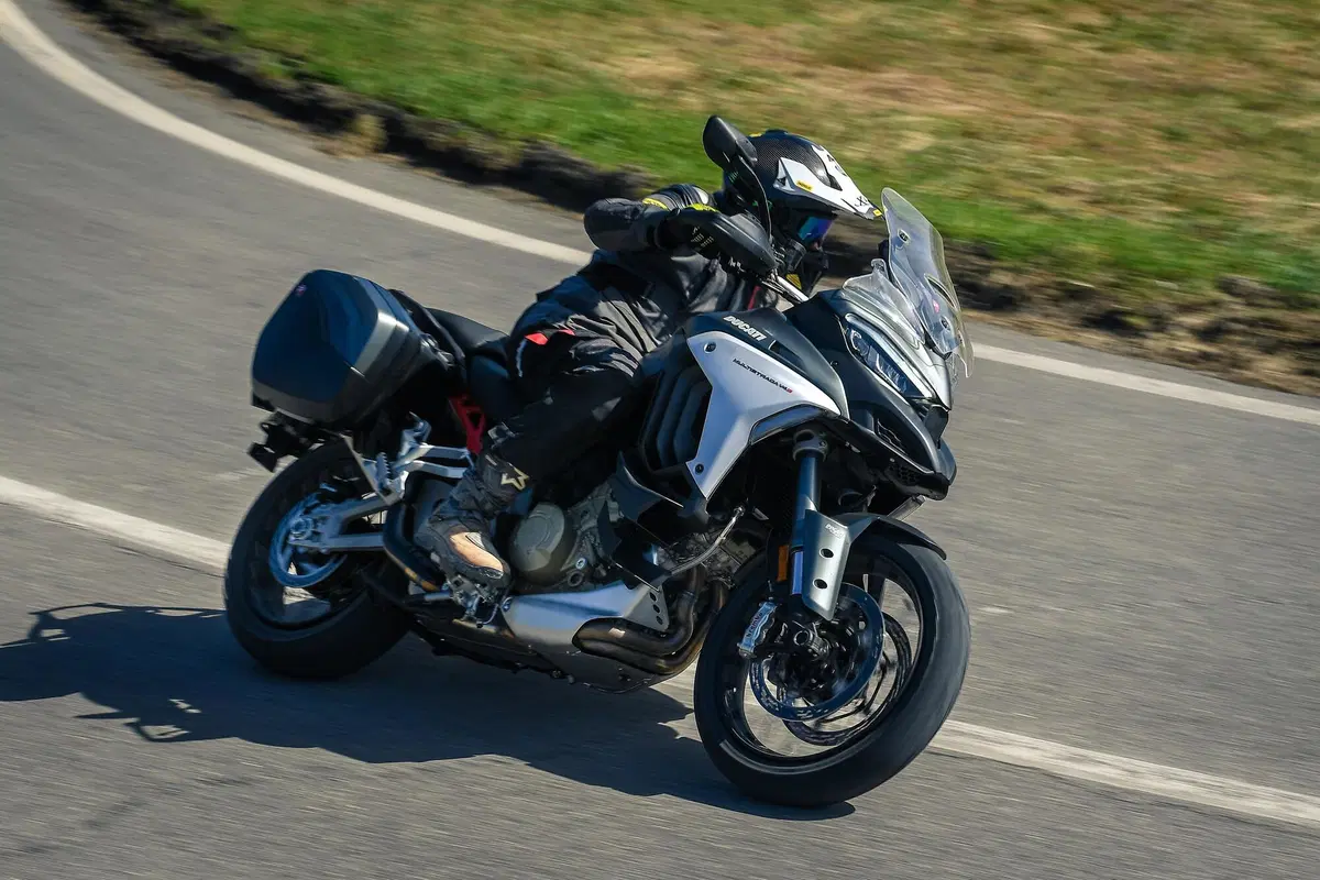 Ducati Multistrada V4 vs 1260 Enduro. TEST completo strada, offroad e pista! (20)