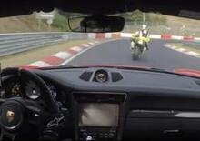 Porsche 991 GT3 RS vs Kawasaki Ninja ZX10R: la sfida è al Nurburgring [VIDEO]
