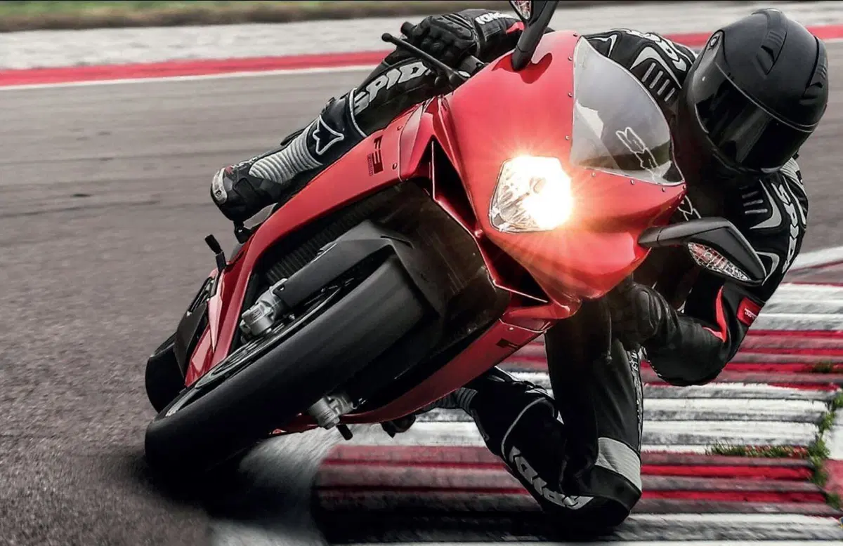 MV Agusta F3 800 Rosso 2021. La Supersport taglia il prezzo (10)