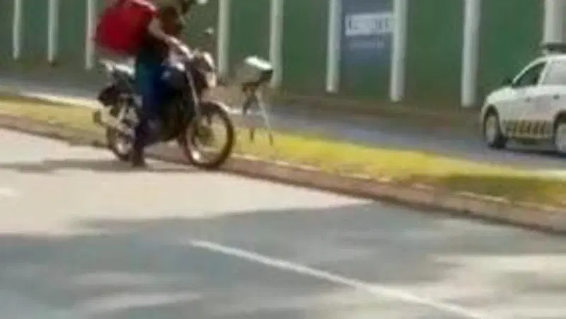 Il motociclista che ce l'ha con gli autovelox (ma cos&igrave; non si fa) [VIDEO VIRALE]