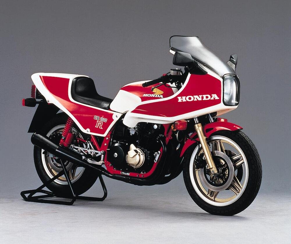 La Honda CB 1100 R con i suoi 115 cavalli &egrave; stata una delle moto pi&ugrave; performanti dei primi anni Ottanta. Come si pu&ograve; notare in questa immagine, era dotata di due ruote composite ComStar