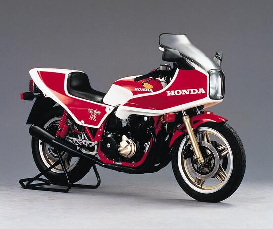 La Honda CB 1100 R con i suoi 115 cavalli è stata una delle moto più performanti dei primi anni Ottanta. Come si può notare in questa immagine, era dotata di due ruote composite ComStar