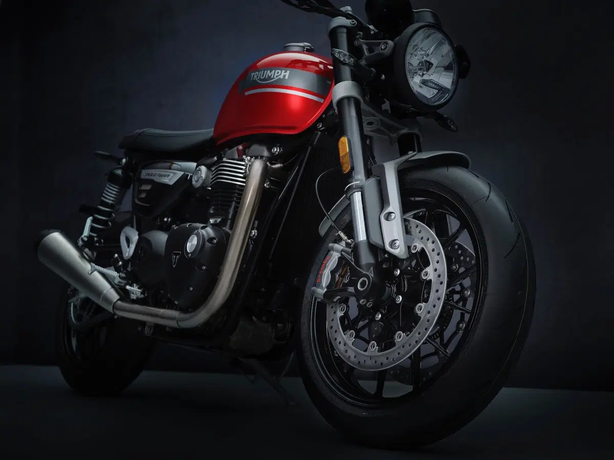 Nuova Triumph Speed Twin 2021: ancora più veloce e sportiva (14)