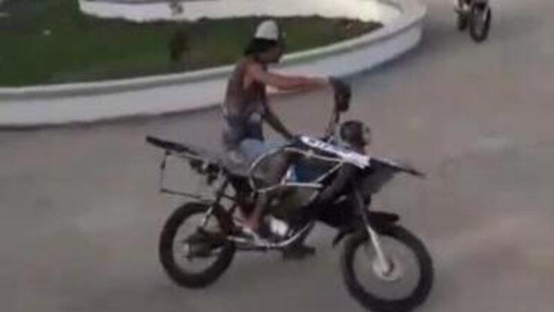 Moto fun: la piccola moto vestita da BMW GS e il suo stravagante giessista [VIDEO]
