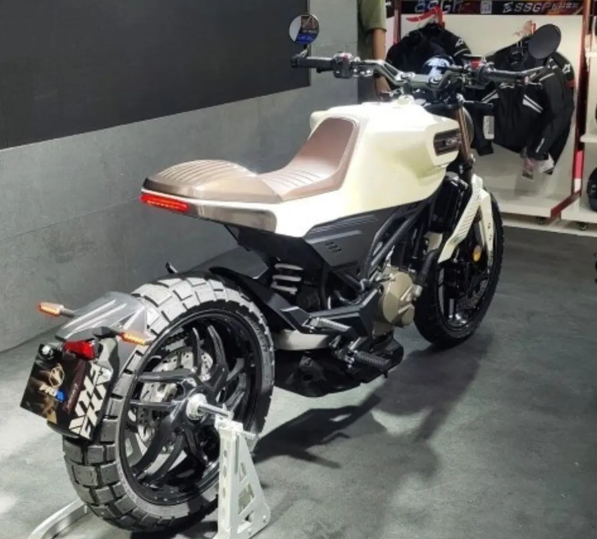 FK Motors, Feiken TT 250. Quasi una Husqvarna Vitpilen (2)