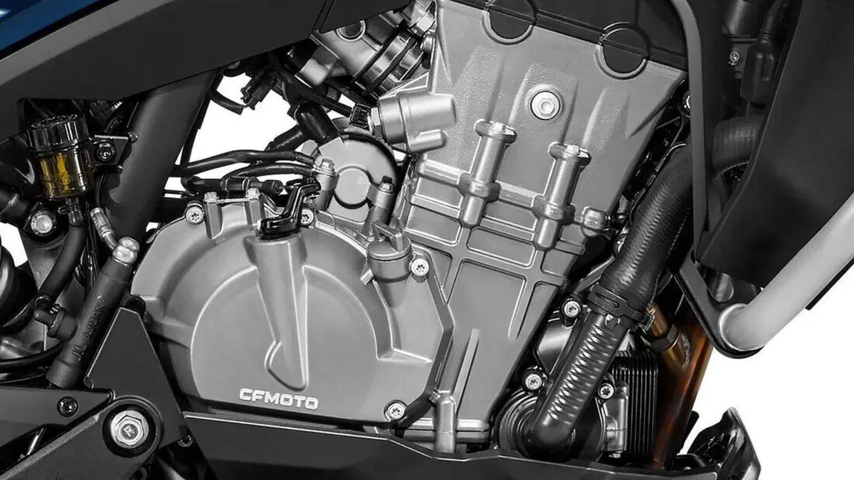 CFMoto 800MT. L'Adventure, con motore KTM, svelata con foto e dati (6)