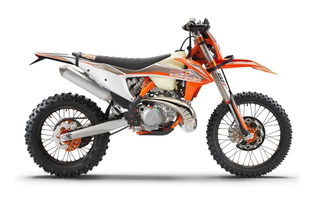 KTM 300 EXC TPI 2022 ErzbergRodeo: ecco la versione top per chi fa cose hard (3)