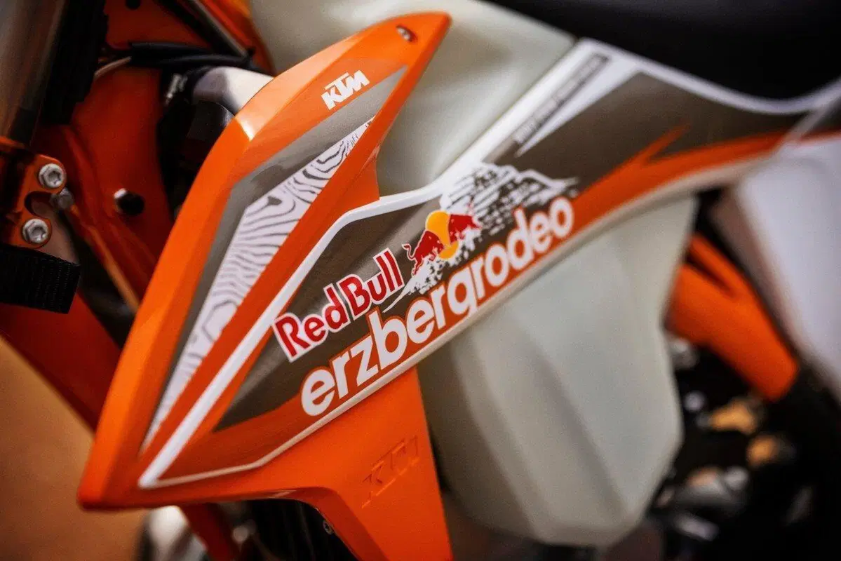 KTM 300 EXC TPI 2022 ErzbergRodeo: ecco la versione top per chi fa cose hard (4)