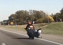 Follia in moto: con le supersportive a oltre 200km/h, ma perdendo la passeggera [VIDEO]