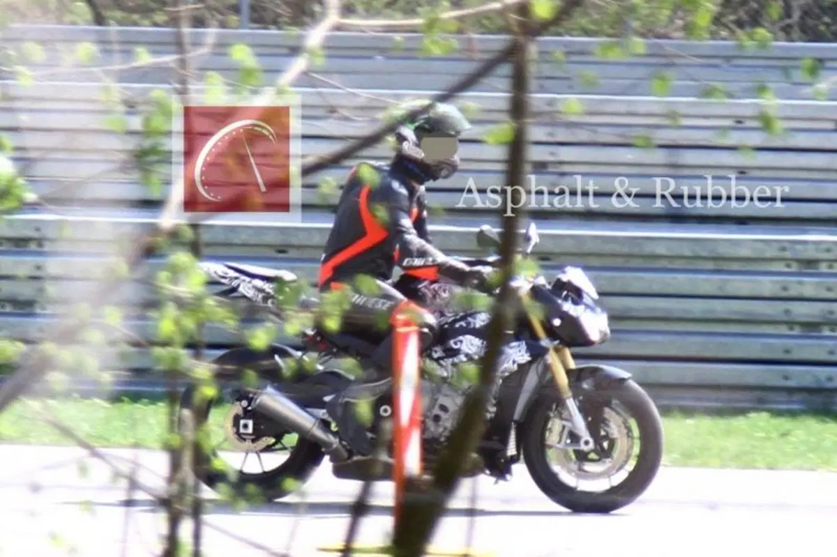 BMW S1000 Streetfighter, nuova foto della naked (3)
