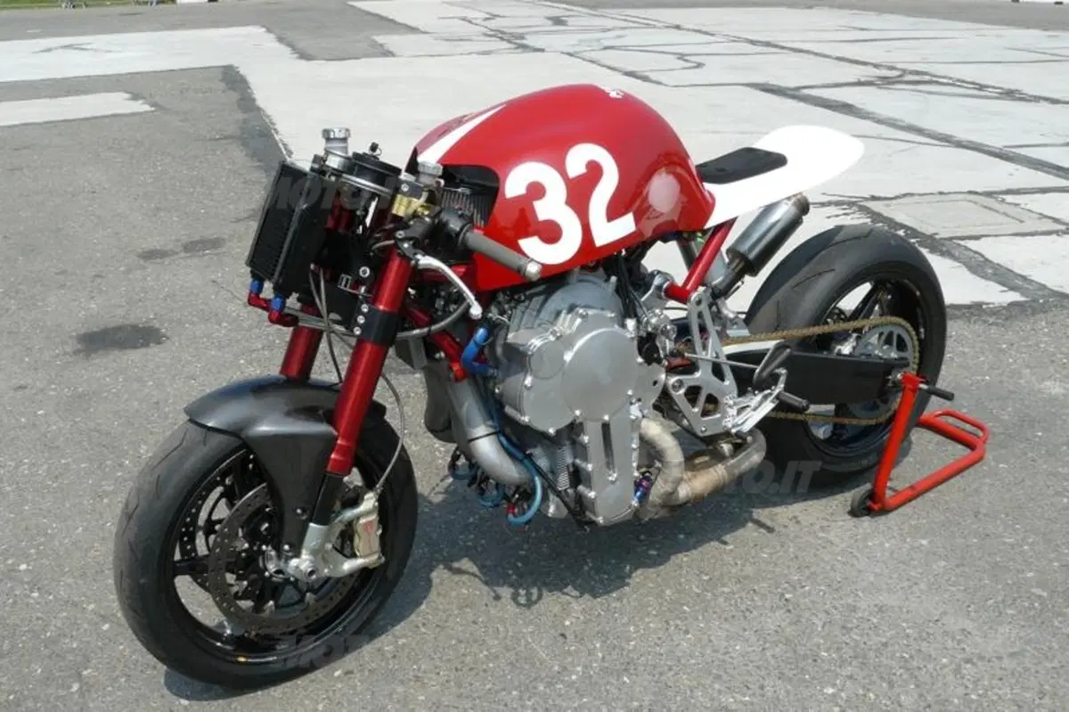 Massimo Clarke: “Nembo 32, la moto con il 3 cilindri sottosopra” (3)