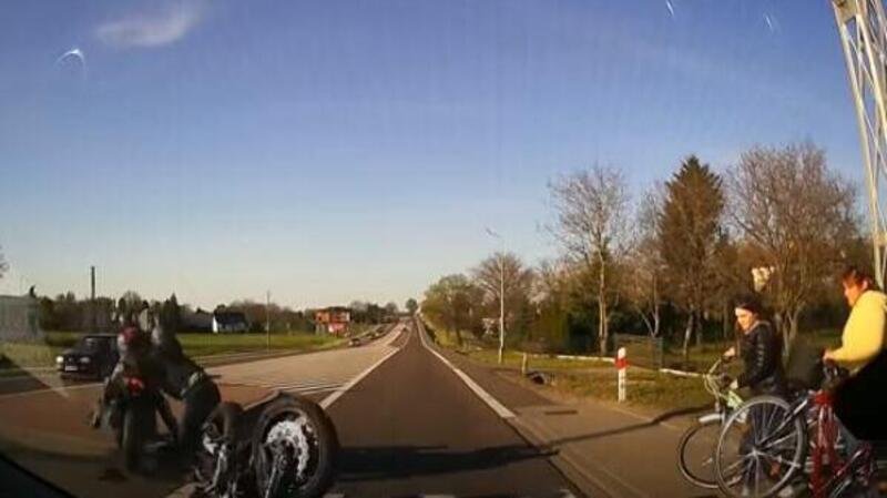 Si ferma per far passare due pedoni, ma il motociclista gli piomba addosso [VIDEO]