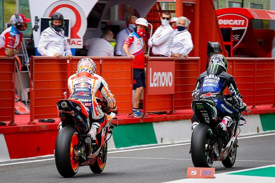 GP d'Italia 2021. Marc Marquez cerca la scia di Maverick Vinales in Q1, in pit lane