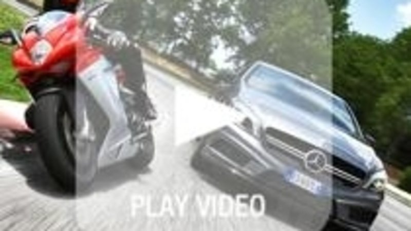 MV Agusta F3 insieme alla Mercedes A 45 AMG. Ecco il video  