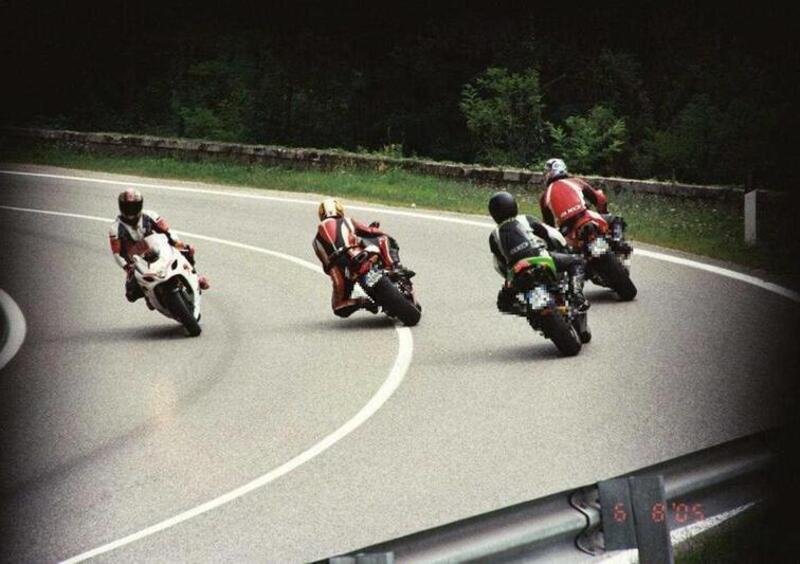 Caino (BS): il sindaco occupa la strada per fermare le moto