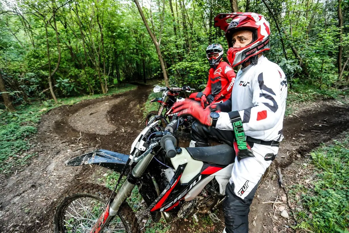 Rieju MR 300 2T PRO VS Ranger: TEST, enduro a confronto! Facile o cattiva?