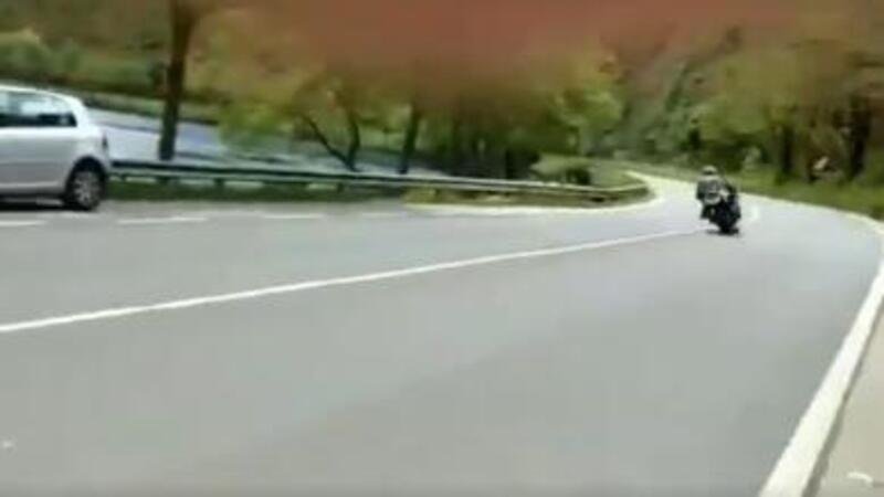 A cannone con la Suzuki, ma c&rsquo;era il limite di 50km/h: inchiodato dal video social e maxi multa [VIDEO]