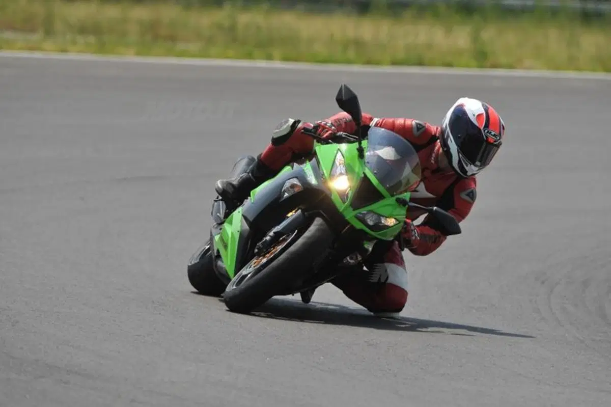 Kawasaki Ninja ZX-6R 636  (3)