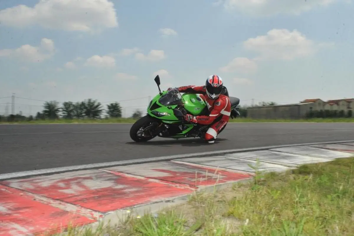 Kawasaki Ninja ZX-6R 636  (10)