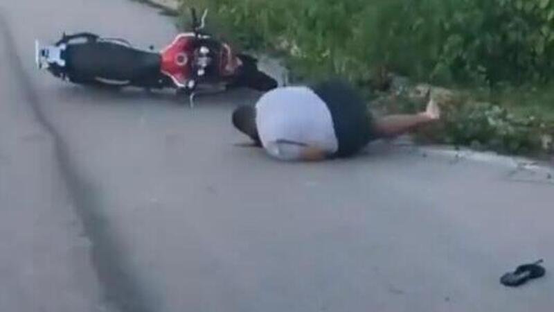 Moto crash: l&rsquo;influencer e l&#039;impennata in infradito [VIDEO]