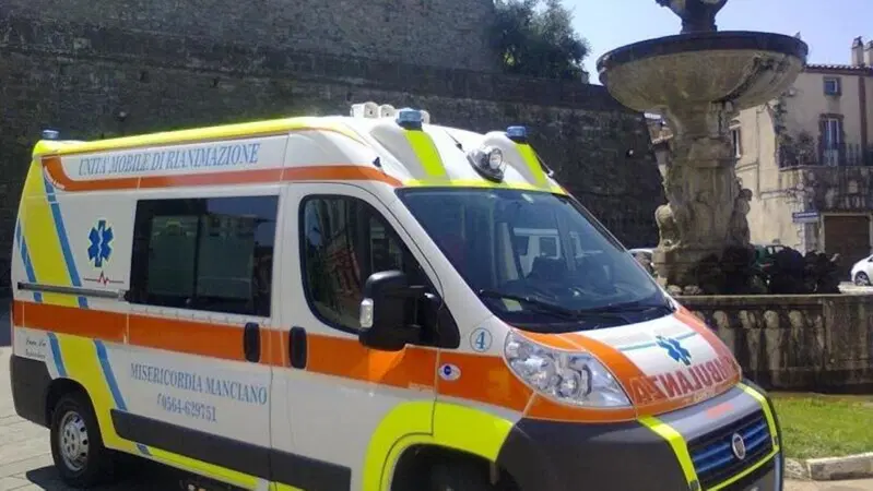 Grosseto, moto si spezza in due dopo scontro con un'auto