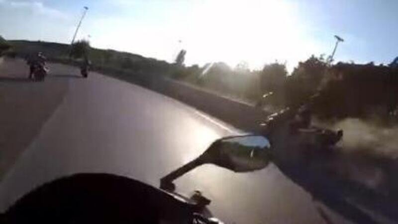 T-Max crash: sorpasso (a destra) in curva da dimenticare per il T-Maxista [VIDEO]