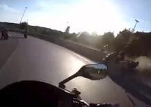 T-Max crash: sorpasso (a destra) in curva da dimenticare per il T-Maxista [VIDEO]