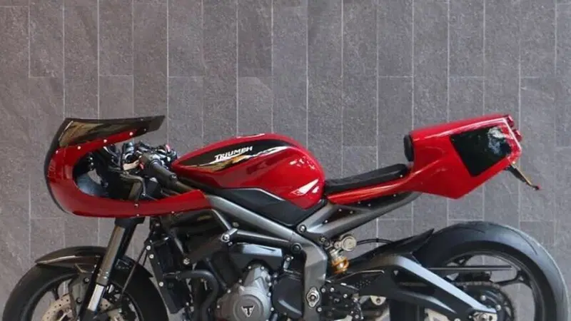 Una Triumph Street Triple 765 RS in stile Endurance anni '80