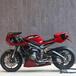 Una Triumph Street Triple 765 RS in stile Endurance anni '80