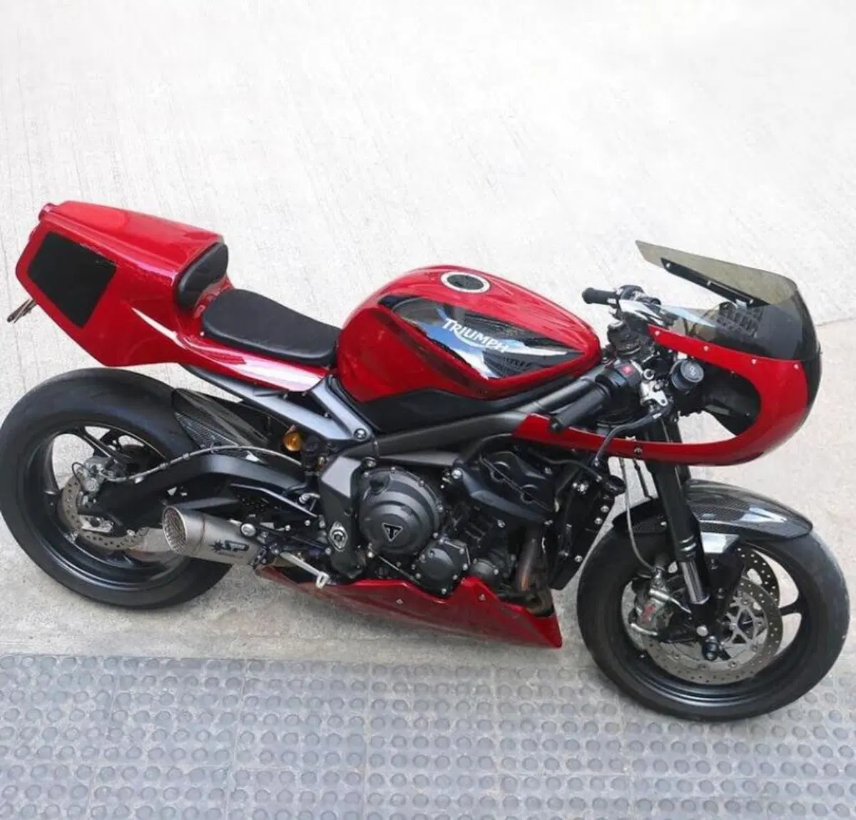 Una Triumph Street Triple 765 RS in stile Endurance anni '80 (2)