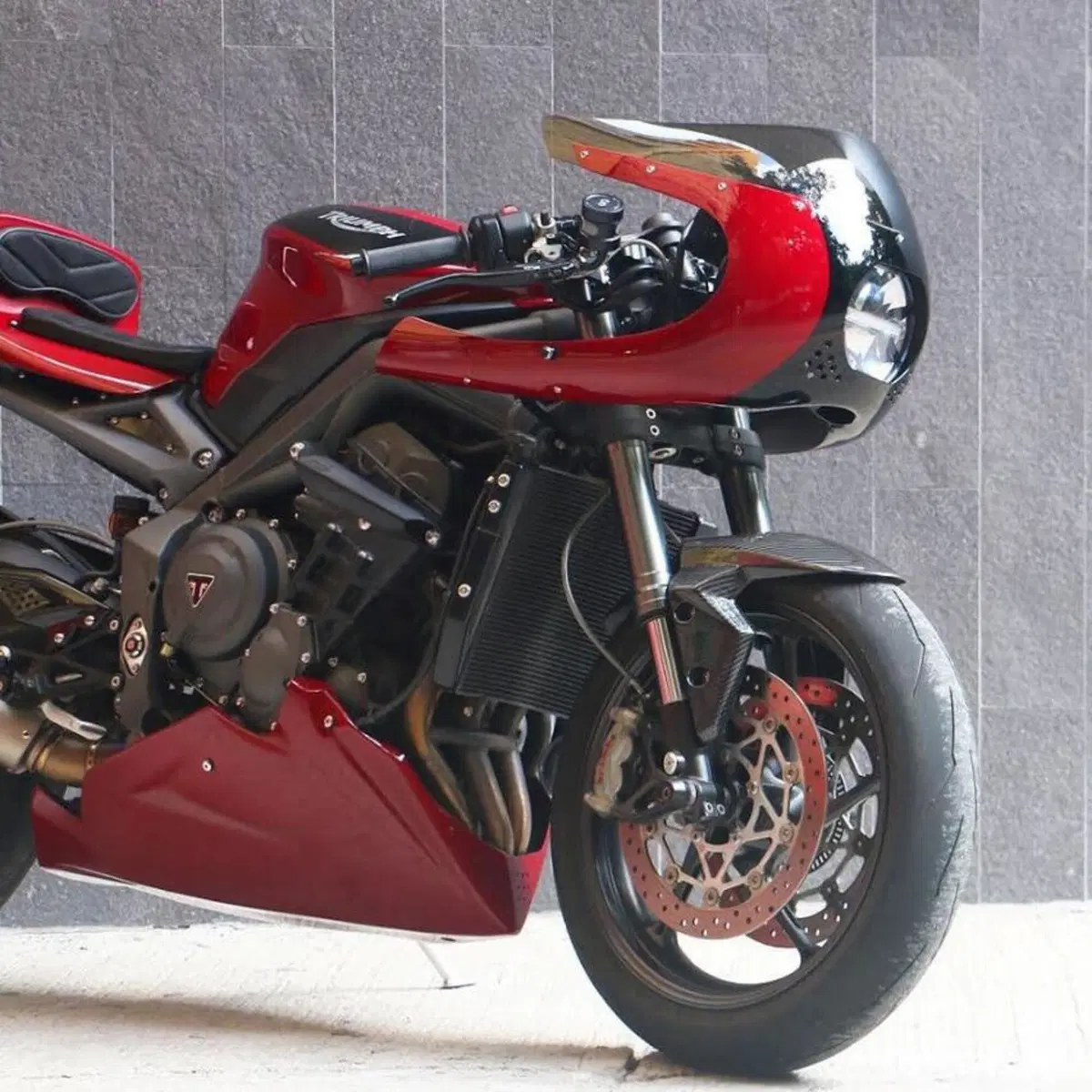 Una Triumph Street Triple 765 RS in stile Endurance anni '80