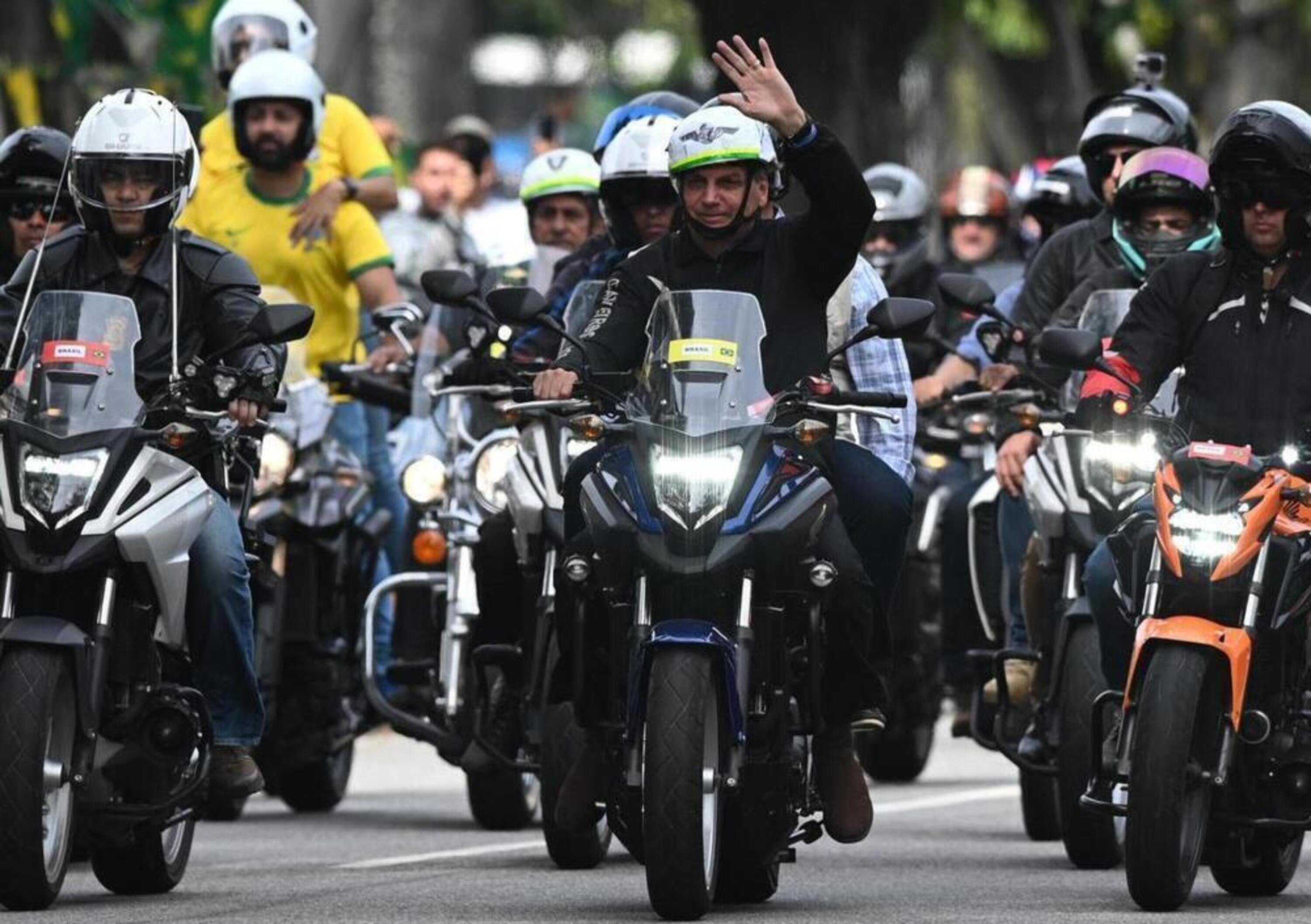 Brasile, Bolsonaro multato dopo il comizio-raduno in moto