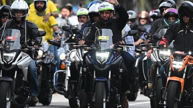 Brasile, Bolsonaro multato dopo il comizio-raduno in moto