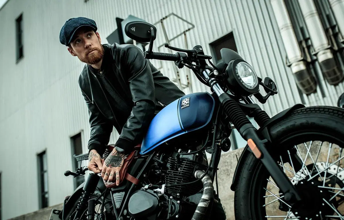 Brixton Rayburn 125. Un po' caf&eacute; racer, un po' bobber